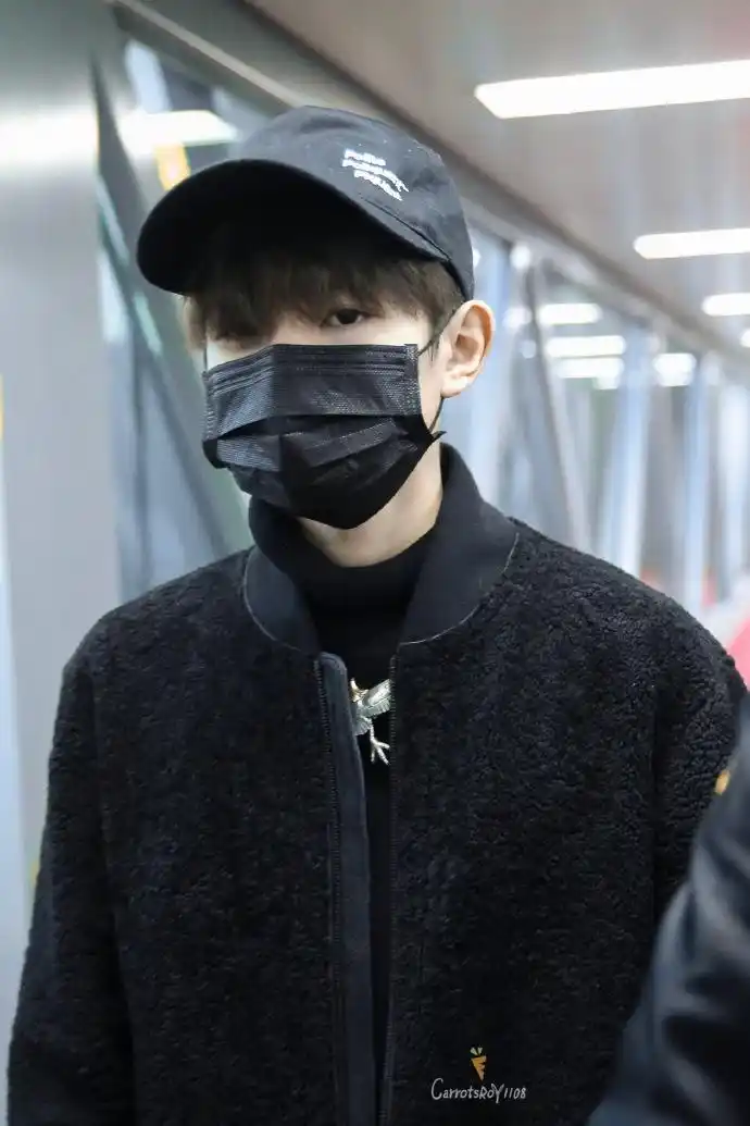 王源戴棒球帽和口罩穿黑色外套现身机场,头发刘海太长该剪短了