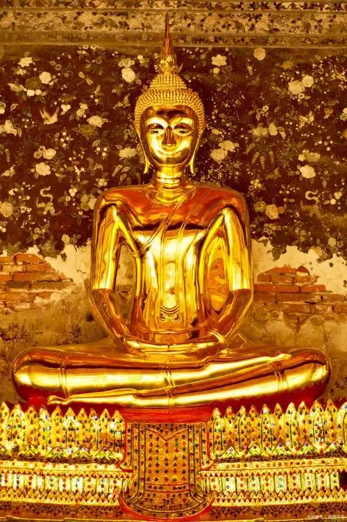 世界最大金佛:被当泥像遗弃200年,工人搬运时碰了一下露出金身