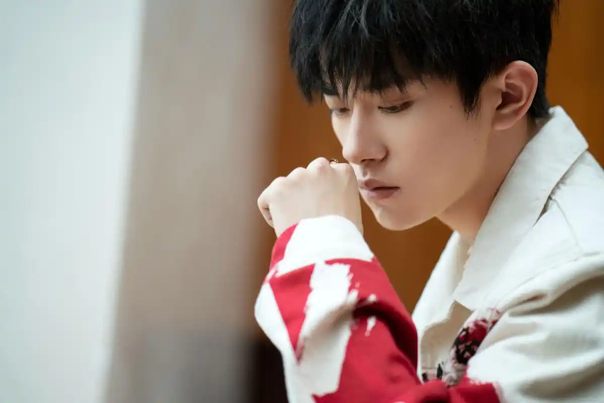 易烊千玺上海迪士尼登上网络热搜了,到底发生啥了?