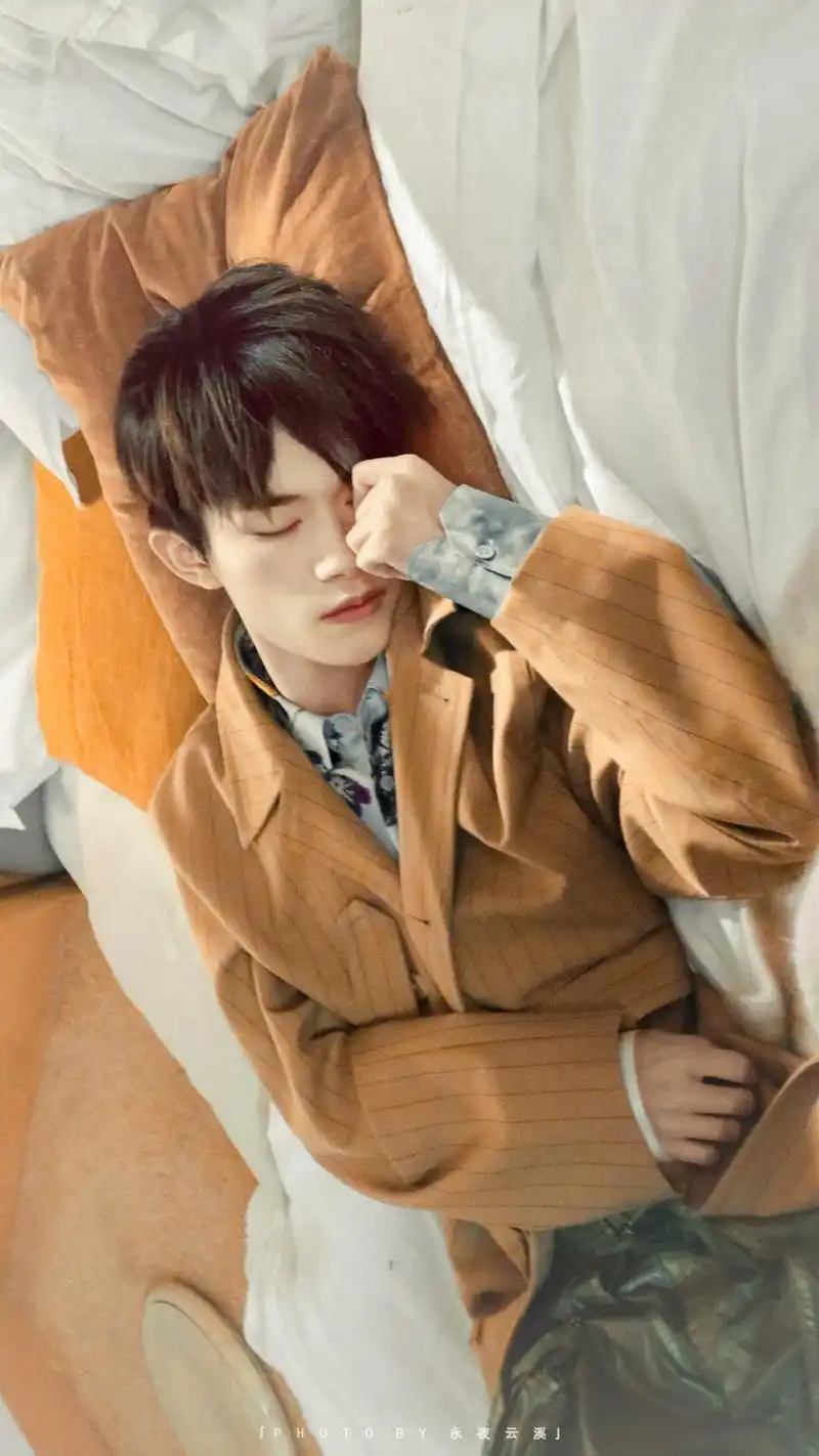 易烊千玺精美壁纸合集,颜值与才华集聚一身的美少年