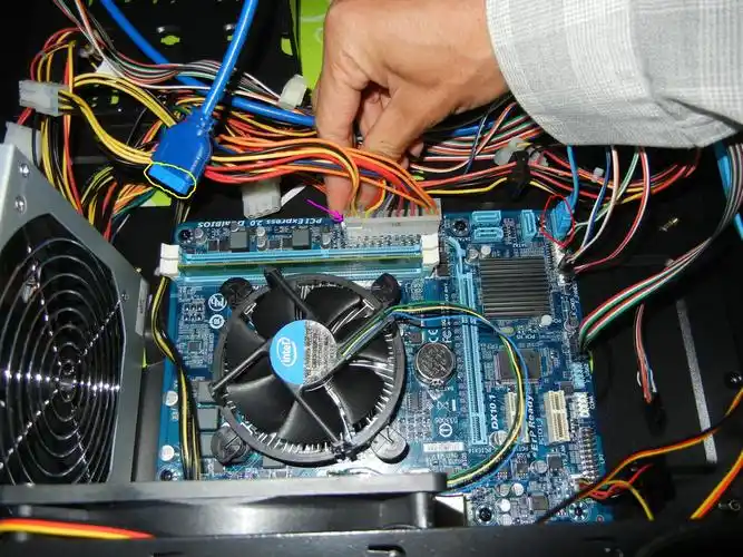 组装电脑,有几个内部接线的问题,请问明白人.请给出准确答复.