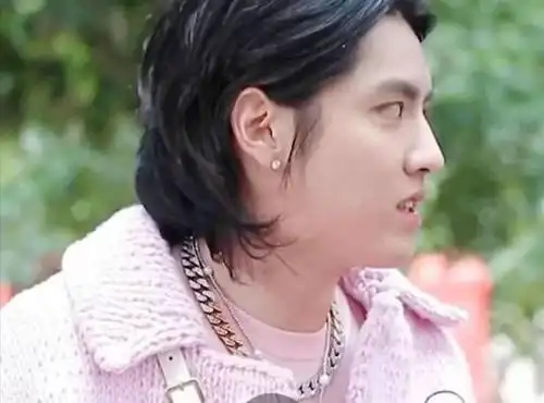 人一到中年难免会发福变胖,连一向以神颜著称的吴亦凡也难逃发福变胖