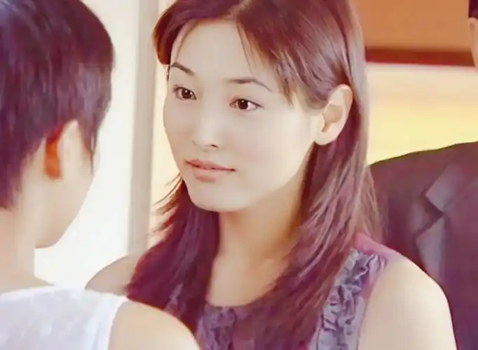 这颜橘可以代入不少小言女主了…《风云岁月》里饰演善良的方美琳,才