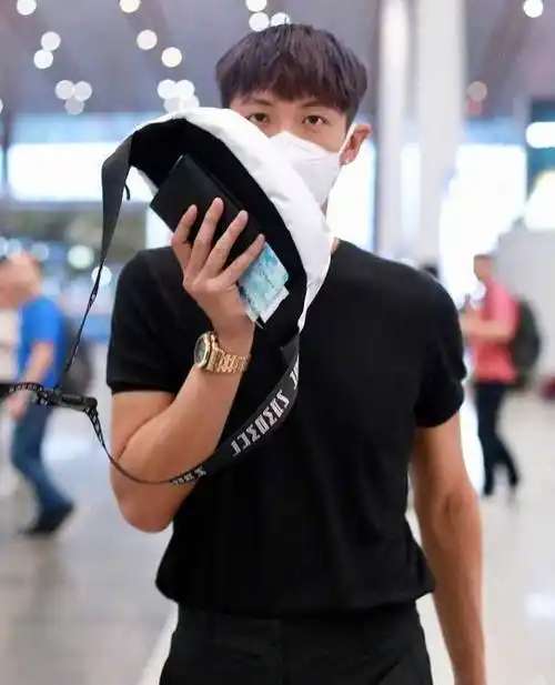 原创183cm柯震东终于现身,一身黑色造型,帅出新高度!