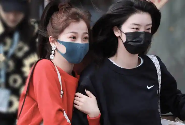 虞书欣赵小棠一起上班,两人牵手不算啥,谁留意赵小棠穿的衣服?