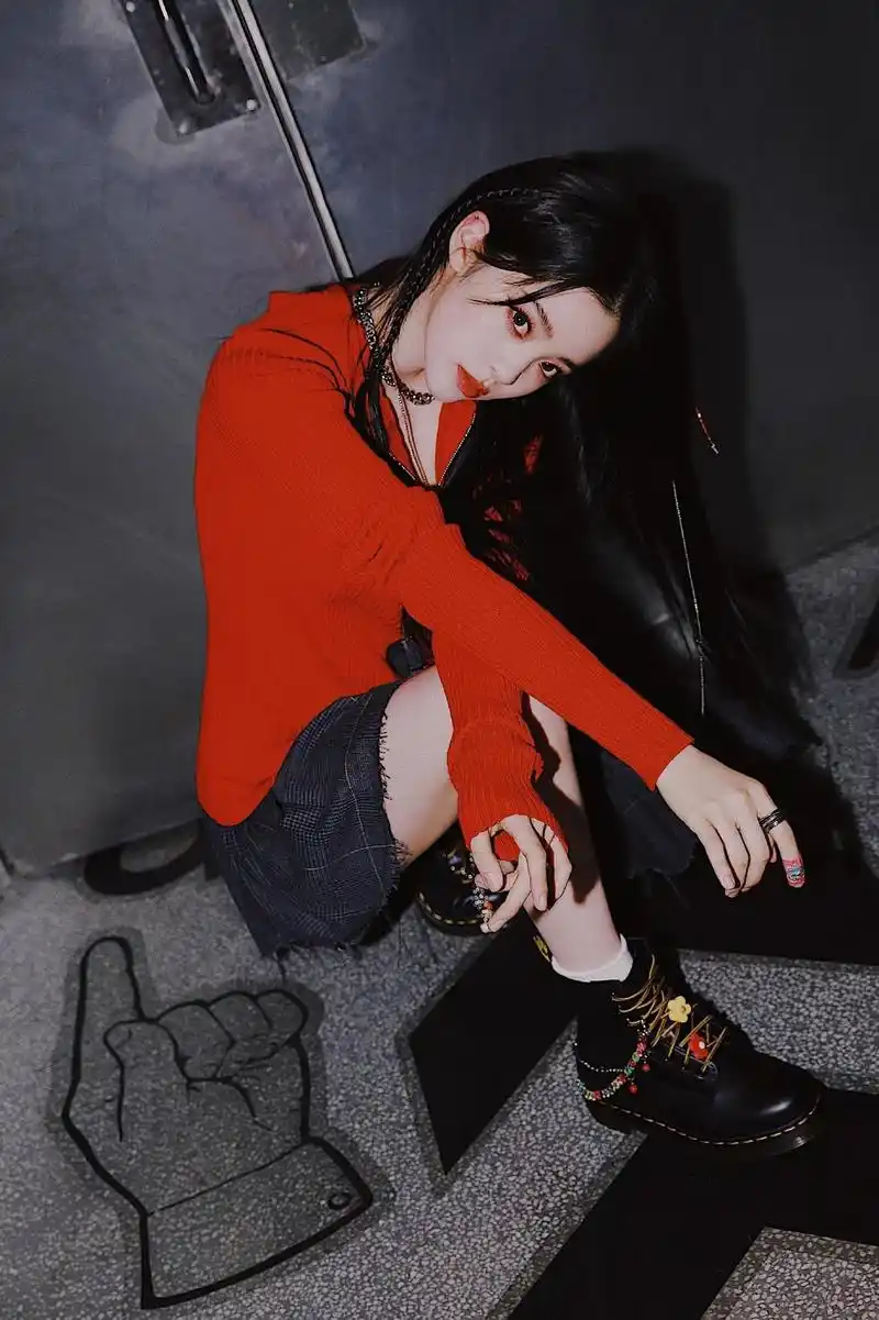 21岁欧阳娜娜太懂少女感穿搭红色针织衫配百褶裙俏皮灵动