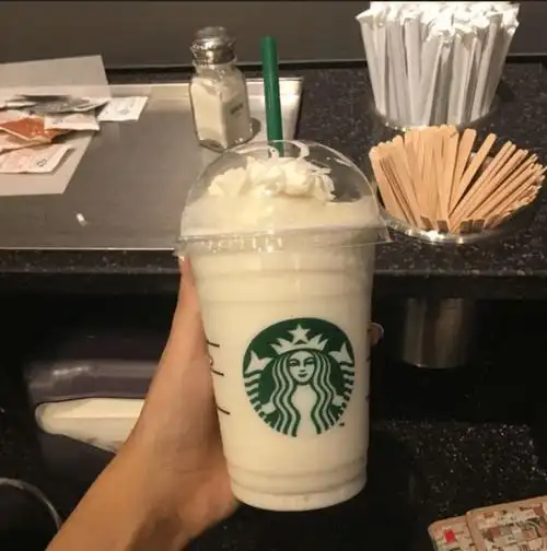 最近引发热议的"秋天第一杯奶茶",寓意是在这个微凉的秋天,有一杯热乎