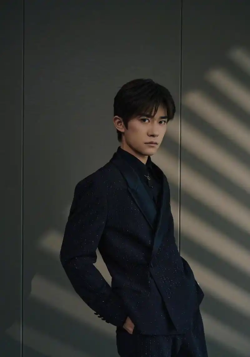 易烊千玺今日活动造型图1717 黑色西装好闪,弟弟今天也好帅[舔屏]