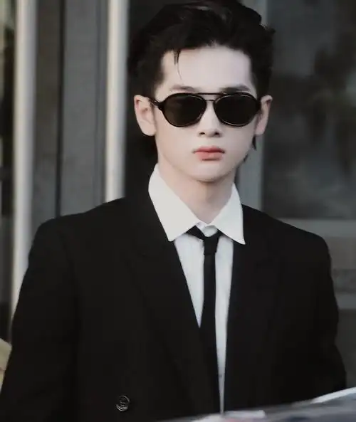 172cm周震南新造型上线,大背头搭配花衬衫,小可爱也能这么酷!