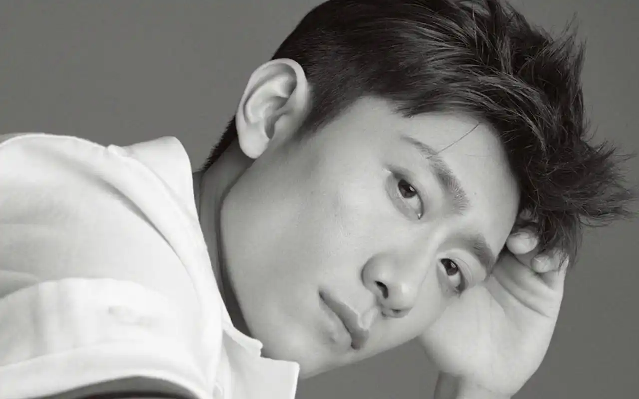 张一山时尚杂志黑白大片桌面壁纸