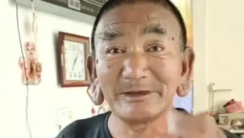 大叔的耳朵垂非常大,就像佛祖的一样,听朋友说大耳垂的人有福气!