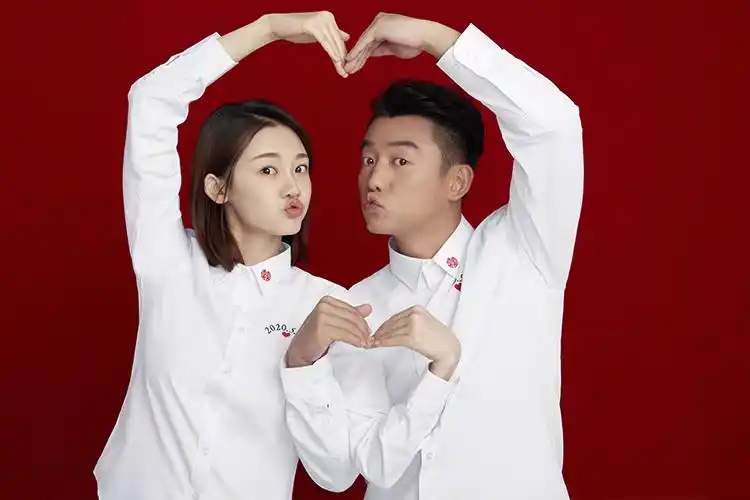 捡漏特价花花公子拍结婚登记照情侣装白衬衫领证衬衣定制刺绣logo证件