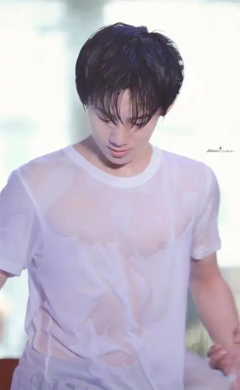 看看王俊凯就知道他的肌肉线条有多绝!简直就是小狼狗!