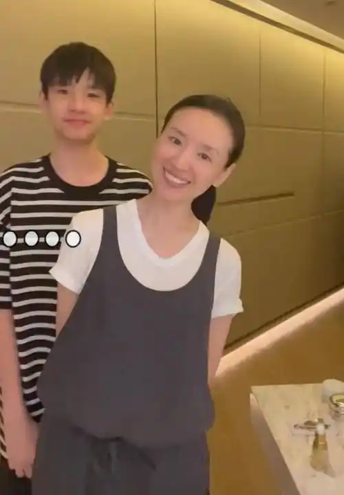 原创董洁分享母子有趣日常14岁顶顶高出妈妈半个头表现好逗好可爱