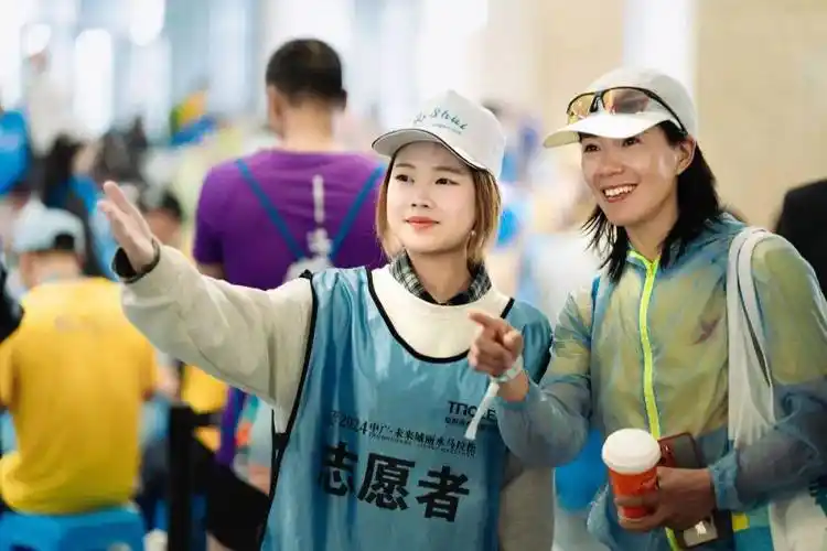 青春在赛道上闪耀2736名丽水小园丁青年志愿者护航2024丽水马拉松