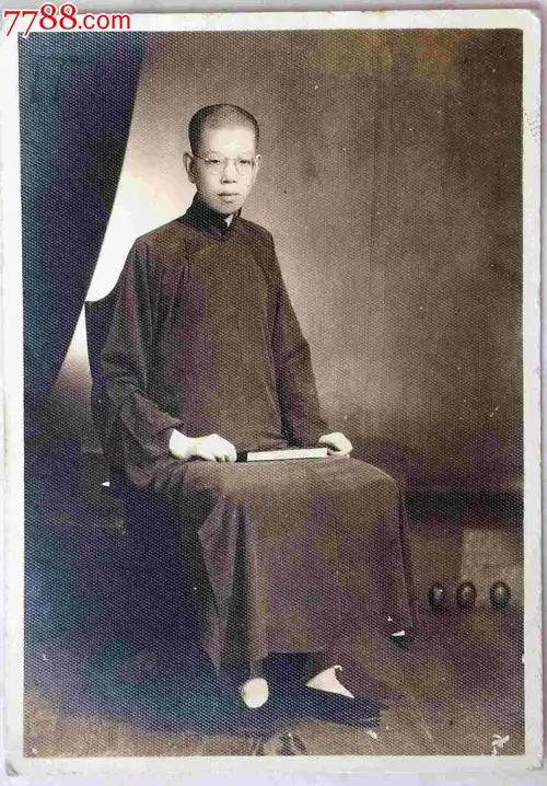 民国戴眼镜的男子全身照(绒面相纸)-老照片--au10278125-在线拍卖