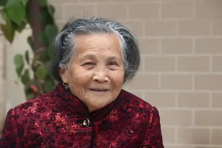 有这样一位慈祥的老人,她像一颗大树一样护着我们成长,她是我们的依靠