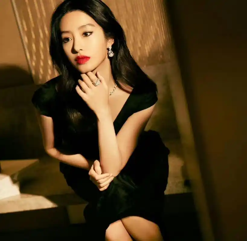 杨采钰的红唇92好迷人啊![亲吻][亲吻][亲吻]