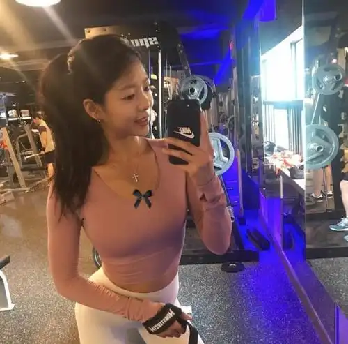 微胖型健身美女,健身只为塑形,完美曲线尽显丰腴美