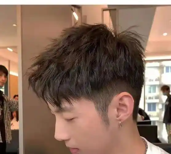 年轻男生春季发型也别乱剪,试试这3款,剪完帅气又显年轻_刘海_头发
