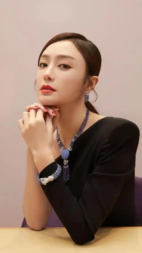 中国女明星秦岚露肩黑裙冷艳气质写真:很有特色,全身散发出优雅