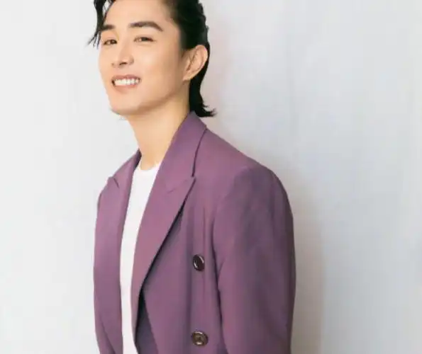 李承铉应该是娱乐圈中,为数不多留长发的男明星吧,他虽然出生于美国