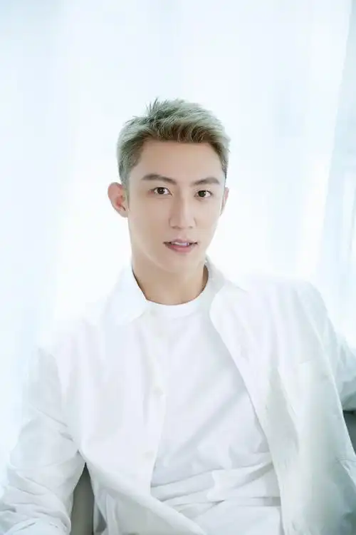 黄景瑜白衬衣新浪爱奇艺扫楼照