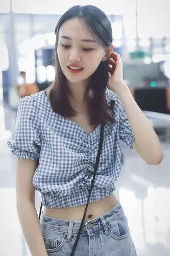 不爱浓妆艳抹的郑爽现街拍夏日清爽穿搭酷似学生妹