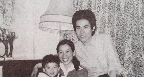 回顾陈宝国娶同学赵奎娥结婚40年宠妻如宝成年儿子让他犯愁