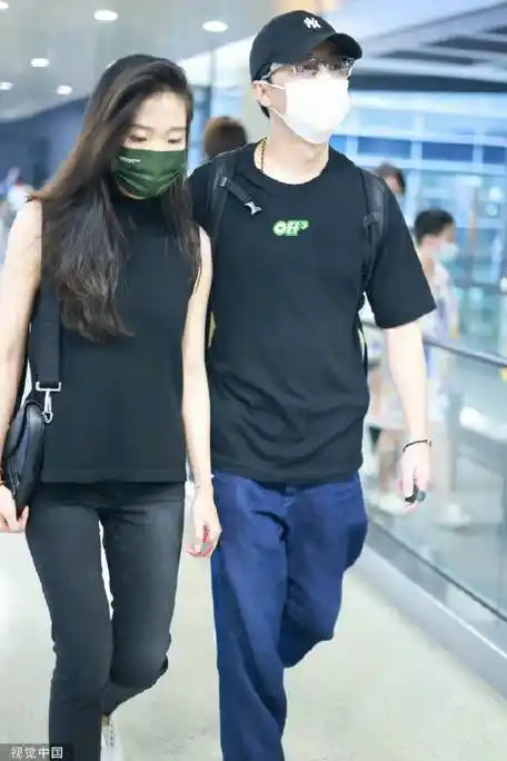 黄轩与女友现身机场