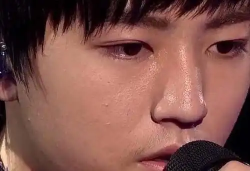 青春期的孩子,相信王俊凯过了这段时间,以后所谓的痘痘很快就会跟他说