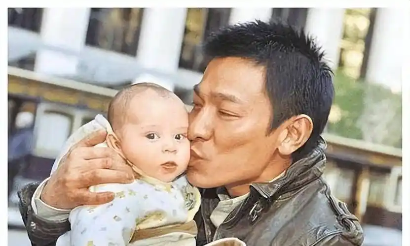 刘德华亲吻谢霆锋,原来娱乐圈里都是老熟人_吴磊_胡歌_小时候