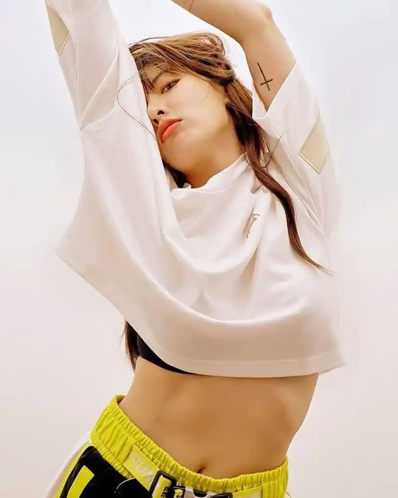 公布恋情后的泫雅放飞自我,解锁拍照"新姿势"