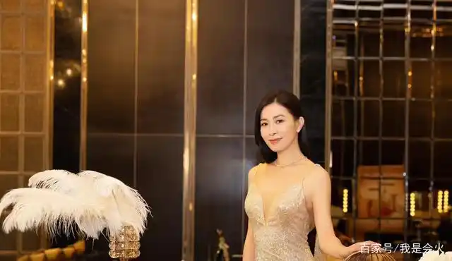 佘诗曼晒性感写真,鱼尾裙勾勒好身材,手持玫瑰眼神撩人