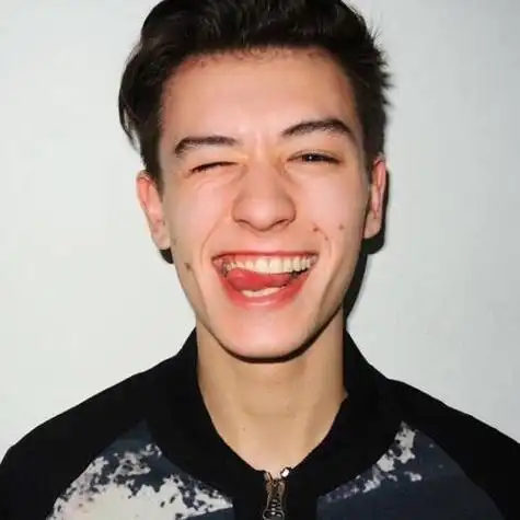 笑的男生头像图片真人