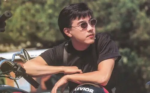 张卫健光头的原因,是因为前辈一句话:你没毛就没价值!