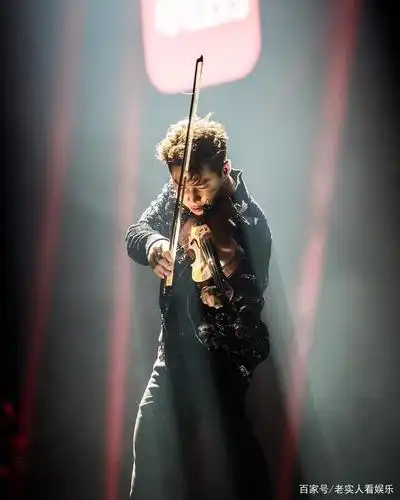 刘宪华晒出与小提琴的合照 原来音乐天才的颜值也这么绝