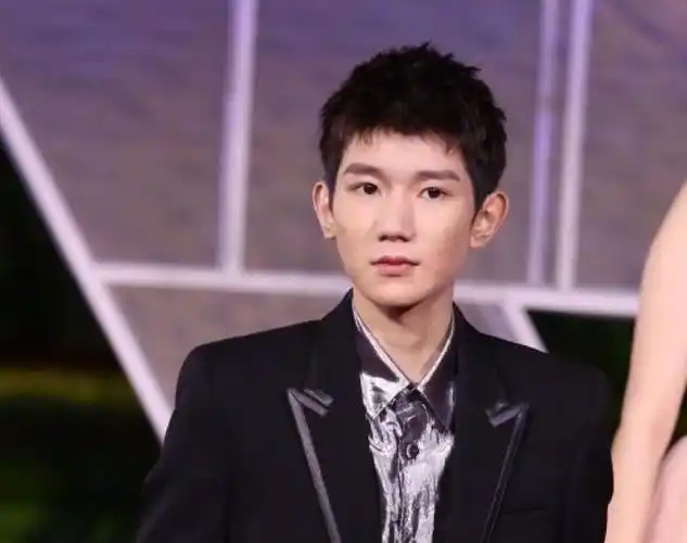 王源无美颜生图被疯传,镜头拉近后皮肤坑坑洼洼,确定这是18岁?