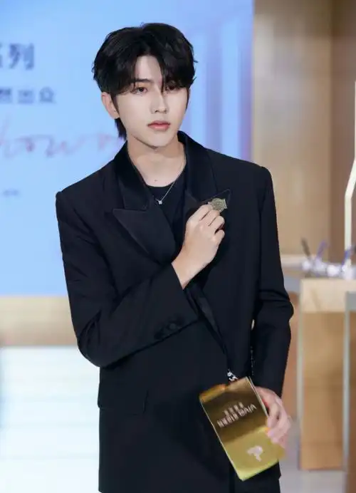蔡徐坤一身黑色西装出席品牌活动,在逃黑马王子