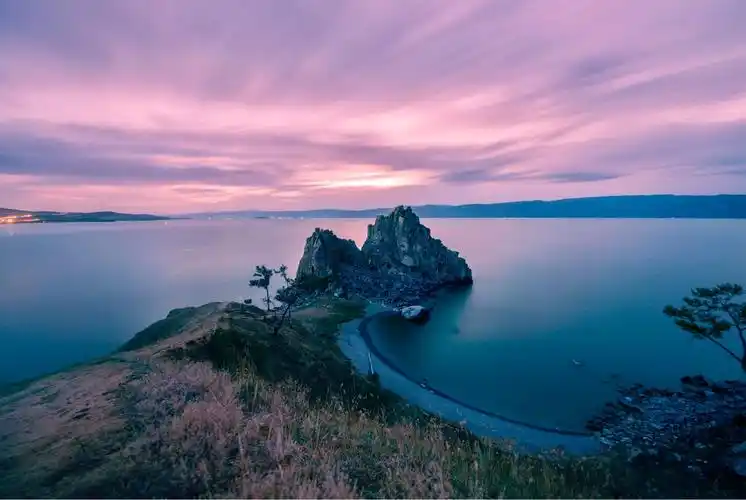 姐妹走进贝加尔湖