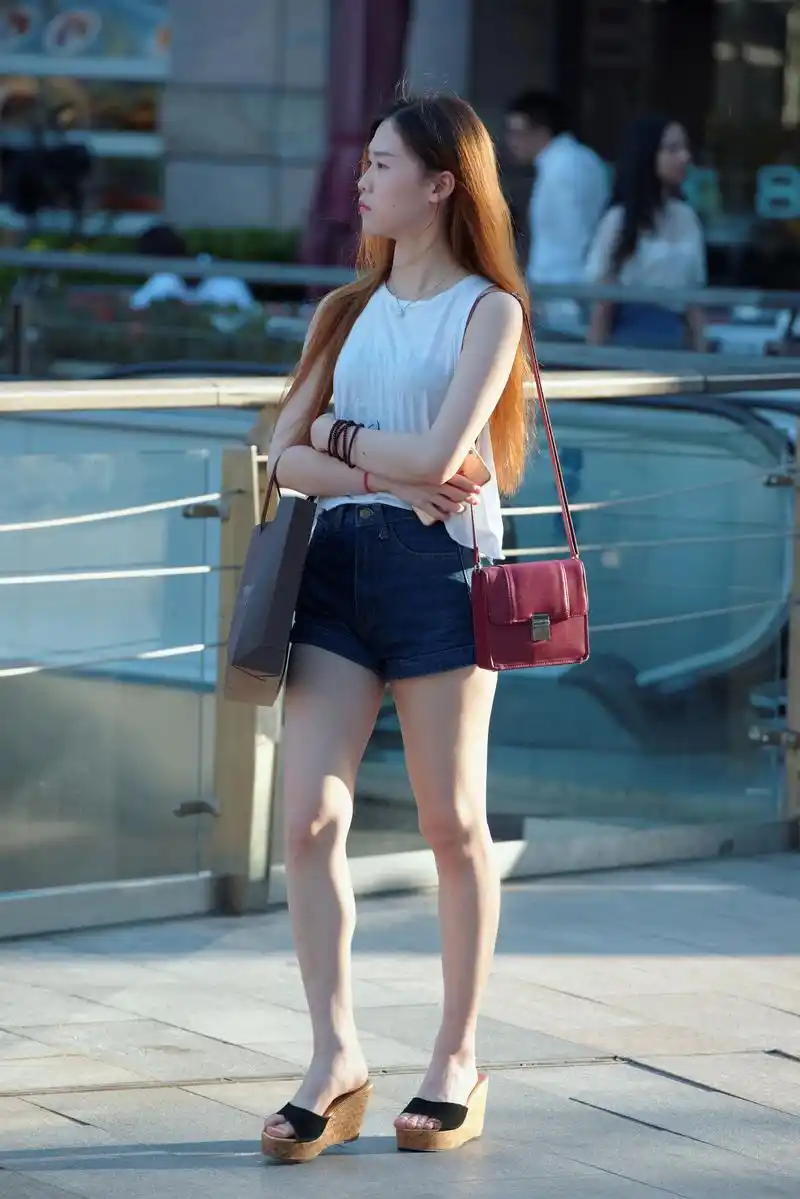 街拍:穿超短裤的小姐姐,每个小细节都透露出精致感
