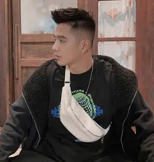 比如上面这款短飞机头发型,把两边的头发铲得干干净净,然后中间的头发