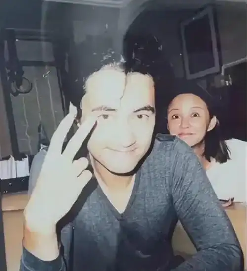 袁弘与老婆恩爱合影张歆艺素颜出镜瘦成锥子脸下巴变尖不敢认