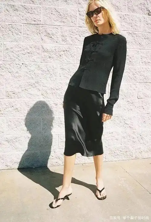 尚雯婕的衣品真难懂,穿透视衫配黑皮裙,脚上的人字拖太抢镜