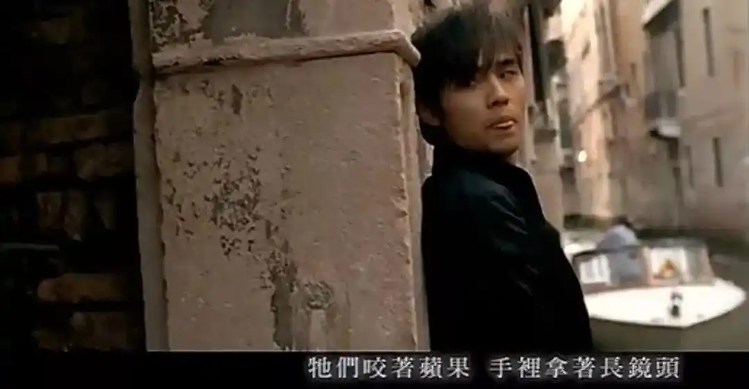 《四面楚歌》收录于《十一月的萧邦》.