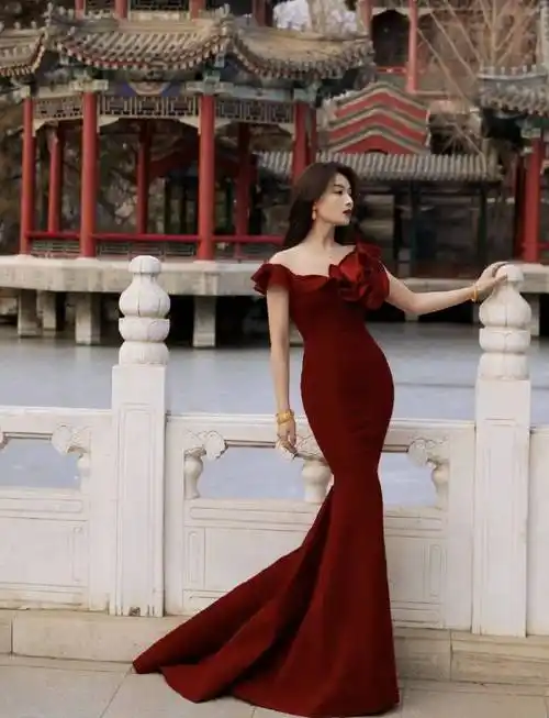 被刘涛惊艳到了!一袭红色鱼尾裙凹出完美身线,"巴掌腰"好撩人