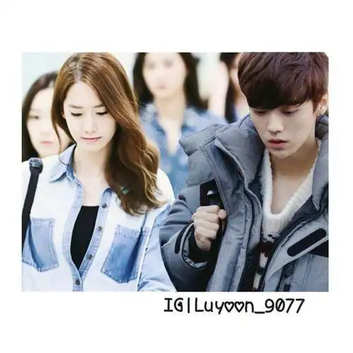 鹿晗和允儿相同动作图片