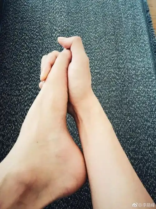 单身狗的凄凉!李易峰七夕晒手牵着脚照
