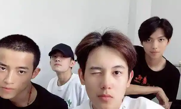 中戏大一新生集体合影,易烊千玺胡先煦比剪刀手,李兰迪笑容甜甜_大学