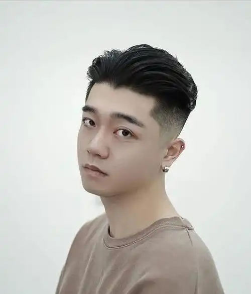 国字脸:背头发型